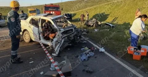 На дороге к Селимскому перевалу столкнулись «Mercedes» и «КамАЗ»: супругов и их троих детей госпитализировали