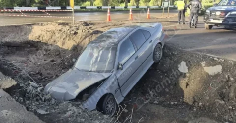 «BMW»-ն հայտնվել է ուժեղ կայծակի հետևանքով «պայթած», Ճանշինի կողմից փորված փոսում