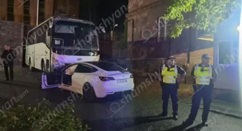 В Ереване 38-летний пьяный водитель «Tesla» врезался в автобус посольства РФ, припаркованный у здания диппредставительства