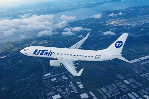Пассажирка Utair попыталась открыть дверь самолёта, перепутав её с туалетом