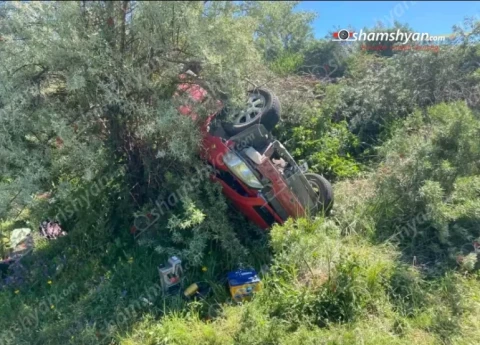 Սևան-Մարտունի ճանապարհին Opel–ը բախվել է բետոնե արգելապատնեշին և գլխիվայր հայտնվել դաշտում՝ բախվելով ծառին․ կա վիրավոր