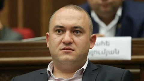 Փաշինյանը Արարատի մարզպետ Սեդրակ Թևոնյանին երկու շաբաթով արձակուրդ է ուղարկում