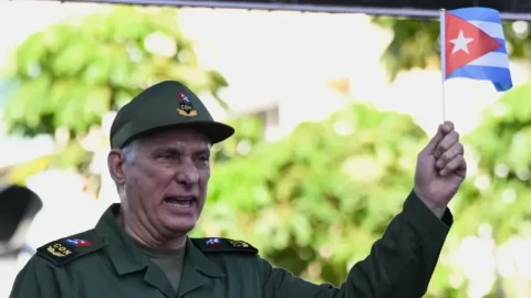 Президент Кубы призвал к срочным реформам на фоне углубляющегося экономического кризиса