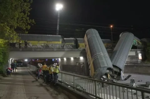 В Мюнхене два вагона грузового поезда сорвались с моста и рухнули на улицу: погиб 1 человек