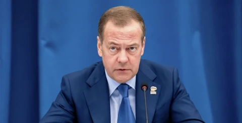 Медведев: Решение об ударах по Ирану не делает чести тем, кто его принимал