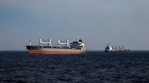 Bloomberg: Турция ограничивает проход коммерческих судов в Черное море на фоне участившихся атак России и Украины
