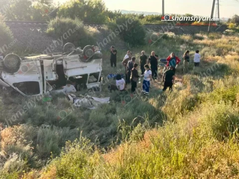 В ДТП в Арагацотнской области погиб 1 и пострадали 11 человек