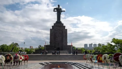 Russian diplomats lay flowers at Eternal Flame in Victory Park in Yerevan