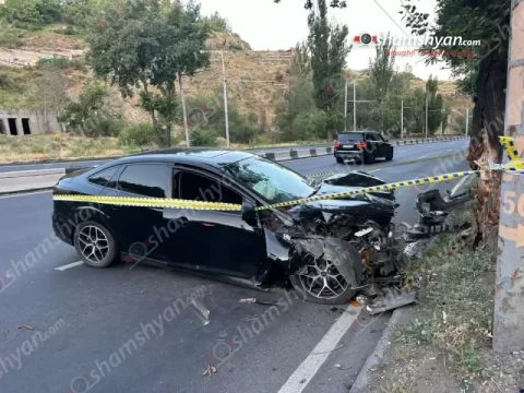 На проспекте Мясникяна в Ереване «Ford» врезался в дерево: водитель и пассажиры госпитализированы