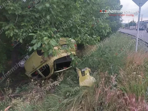 В селе Гохт автомобиль врезался в железные трубы и оказался за пределами проезжей части дороги