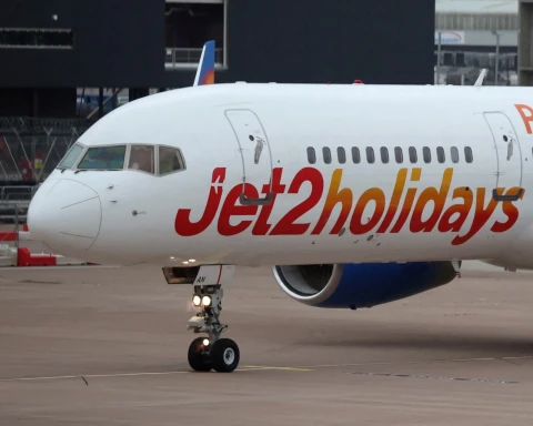 Полиция Великобритании расследует смерть пассажира на рейсе Jet2 после инцидента на борту