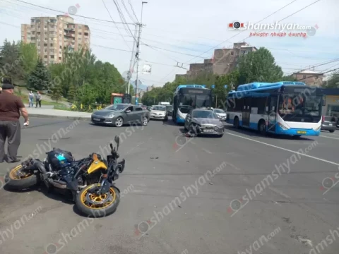 На проспекте Гая в Ереване столкнулись автобус, легковая машина и мотоцикл: мотоциклист доставлен в больницу