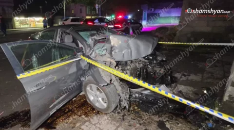 В Ереване «Hyundai Elantra» протаранил базальтовое ограждение у входа на стадион «Раздан»: есть погибший