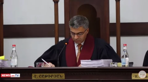 Судья КС Эдгар Шатирян представляет доклад по иску 7 партий о признании недействительными итогов выборов