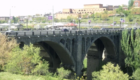 Պարեկները փրկել են «Հաղթանակ» կամրջի վտանգավոր եզրագիծն անցած՝ Իրանի 22-ամյա քաղաքացուն