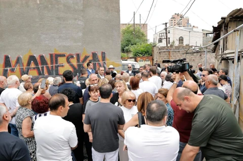 Փաշինյանն այցելել է «Կոնդ» թաղամաս, հանդիպել բնակիչների հետ, տեղում ծանոթացել առկա խնդիրներին