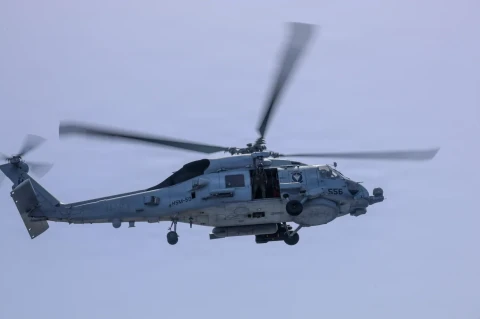 Три члена экипажа вертолета ВМС США спасены после аварийной посадки в Аравийском море