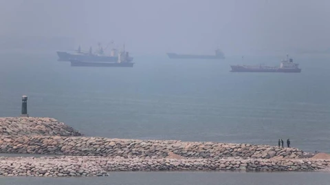 Wall Street Journal: US offers to unfreeze Iran assets in exchange for overseeing Strait of Hormuz