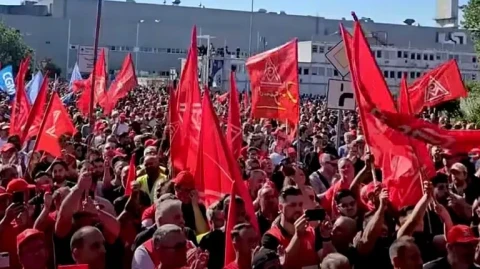 В Германии тысячи сотрудников Mercedes-Benz вышли на протесты
