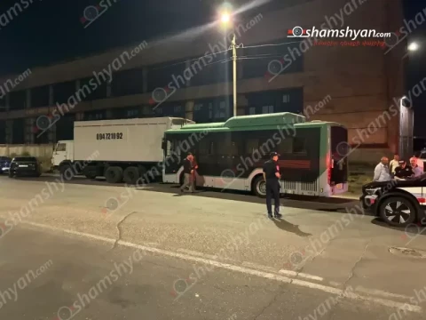В Ереване столкнулись автобус и грузовик: пострадавших нет