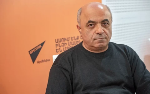 Այս պահին խուզարկում են «Մայր Հայաստան» կուսակցության անդամ, քաղաքագետ Երվանդ Բոզոյանի բնակարանը