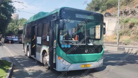 У Ереванского зоопарка электрические провода рухнули на автобус «Zhongtong», обслуживающий маршрут №54
