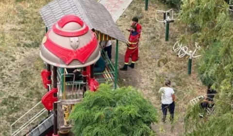 В Ереване обычные граждане, полицейские, спасатели, патрульные и врачи спасли девушку, угрожавшую покончить с собой