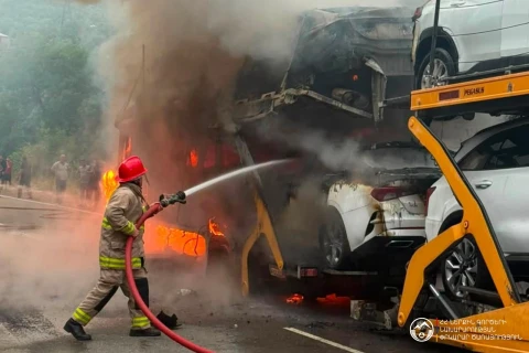 В Сюнике сгорел седельный тягач с прицепом марки «Scania», груженный 8 легковыми автомобилями