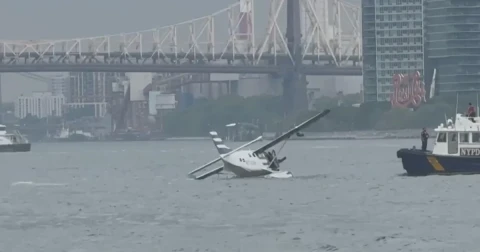 A seaplane made a hard landing on the East River in New York: all 10 people on board survived