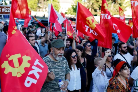 В Анкаре во время акции протеста коммунистов против НАТО задержали более 100 человек