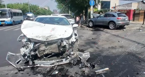 В Ереване столкнулись "Chevrolet" и "Infiniti": пострадавшие - граждане России