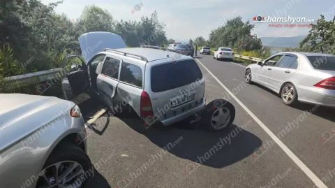 Սևանում բախվել են «Mazda CX9»-ը, «Jeep Renegade»-ը, «Nissan Almera»-ն և «Opel Astra»-ն․ կա 4 վիրավոր