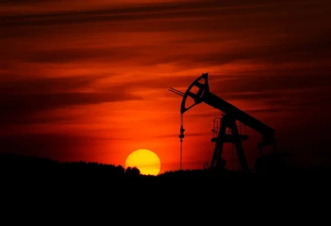 Цены на нефть подскочили на 6% после заявлений Трампа о завершении перемирия с Ираном