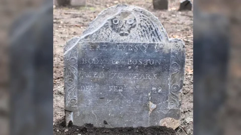 На старейшем кладбище Бостона нашли памятник одному из первых свободных афроамериканцев