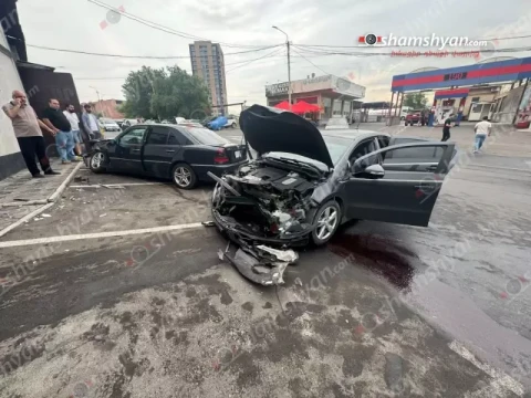 В Ереване столкнулись 4 машины: есть пострадавшие