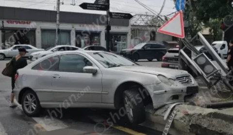 Մալաթիայի թաղապետարանի մոտ Mercedes-ը բախվել է լուսացույցին, կոտրել այն, ապա հայտնվել արգելապատնեշի վրա