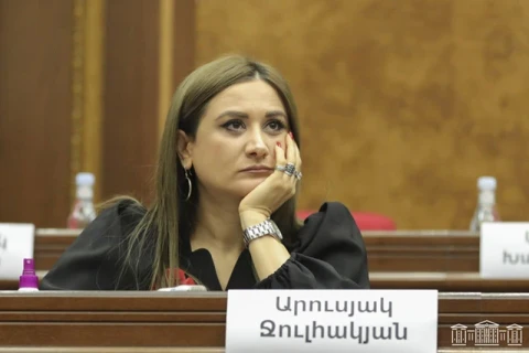 «Իրավունք». «Սուսերով» մարտի է դուրս եկել Արուսյակ Ջուլհակյանը, բայց վերջին խոսքը շեֆինն է