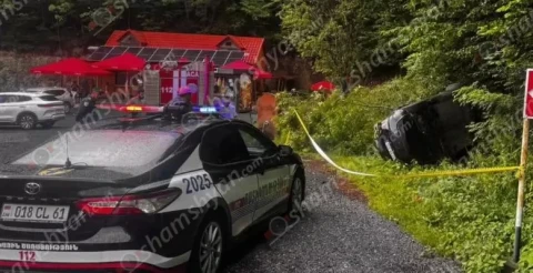 В Дилижане «Tesla», несколько раз перевернувшись, врезалась в деревья: есть пострадавшие
