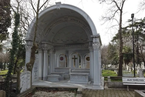 Vandalism at an Armenian cemetery in Istanbul: unknown perpetrator damaged gravestones