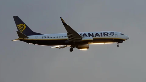 На борту Ryanair произошел инцидент: пассажир получил травмы после разрушения иллюминатора