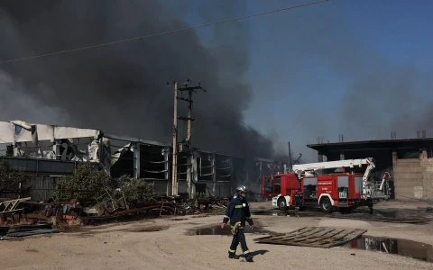 Waste processing facility burns down in western Athens: man with severe burns dies