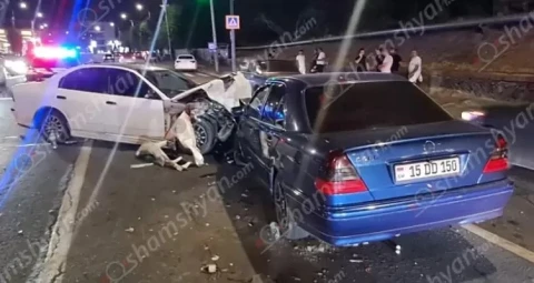«Եռաբլուր»-ի դիմաց բախվել են 2 Mercedes-ն ու Mitsubishi-ն. կան վիրավորներ