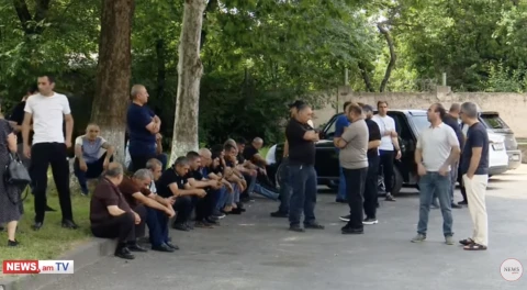 Сотрудники «Мульти Стоун» после безрезультатного ожидания у Абовянского следственного отдела направились перекрывать трассу Ереван – Севан