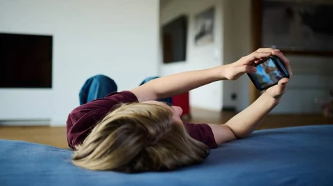 The Independent: UK seeks to restrict social media for teenagers at night