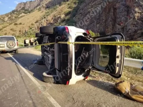 Ավտովթար Վայոց Ձորում. Nissan Rogue մակնիշի ավտոմեքենան կողաշրջվել է. կա վիրավոր