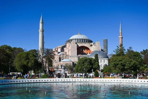 Russian couple detained in Istanbul for reading the Bible in the Hagia Sophia mosque