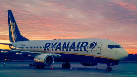 Прибыль Ryanair упала на 34% из-за влияния войны на Ближнем Востоке на цены билетов и топливо