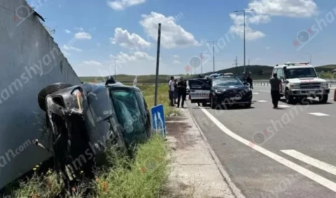ДТП на автодороге Ереван - Гюмри: жена и дети водителя машины госпитализированы