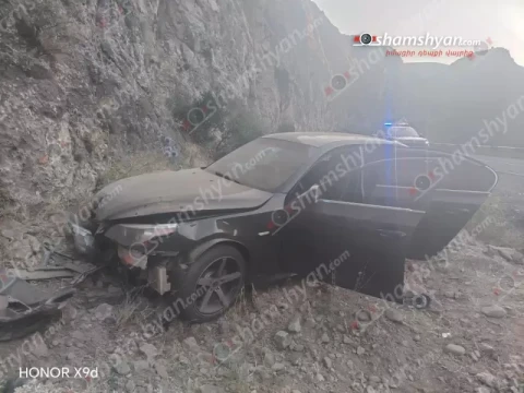 Վայոց ձորի մարզում 29-ամյա վարորդը «BMW»-ով դուրս է եկել ճանապարհի երթևեկելի գոտուց և բախվել ժայռին․ shamshyan.com