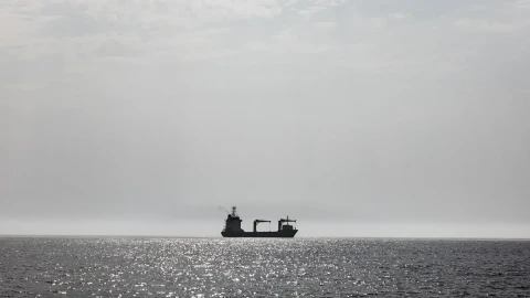 Два танкера с саудовской нефтью развернулись в Красном море